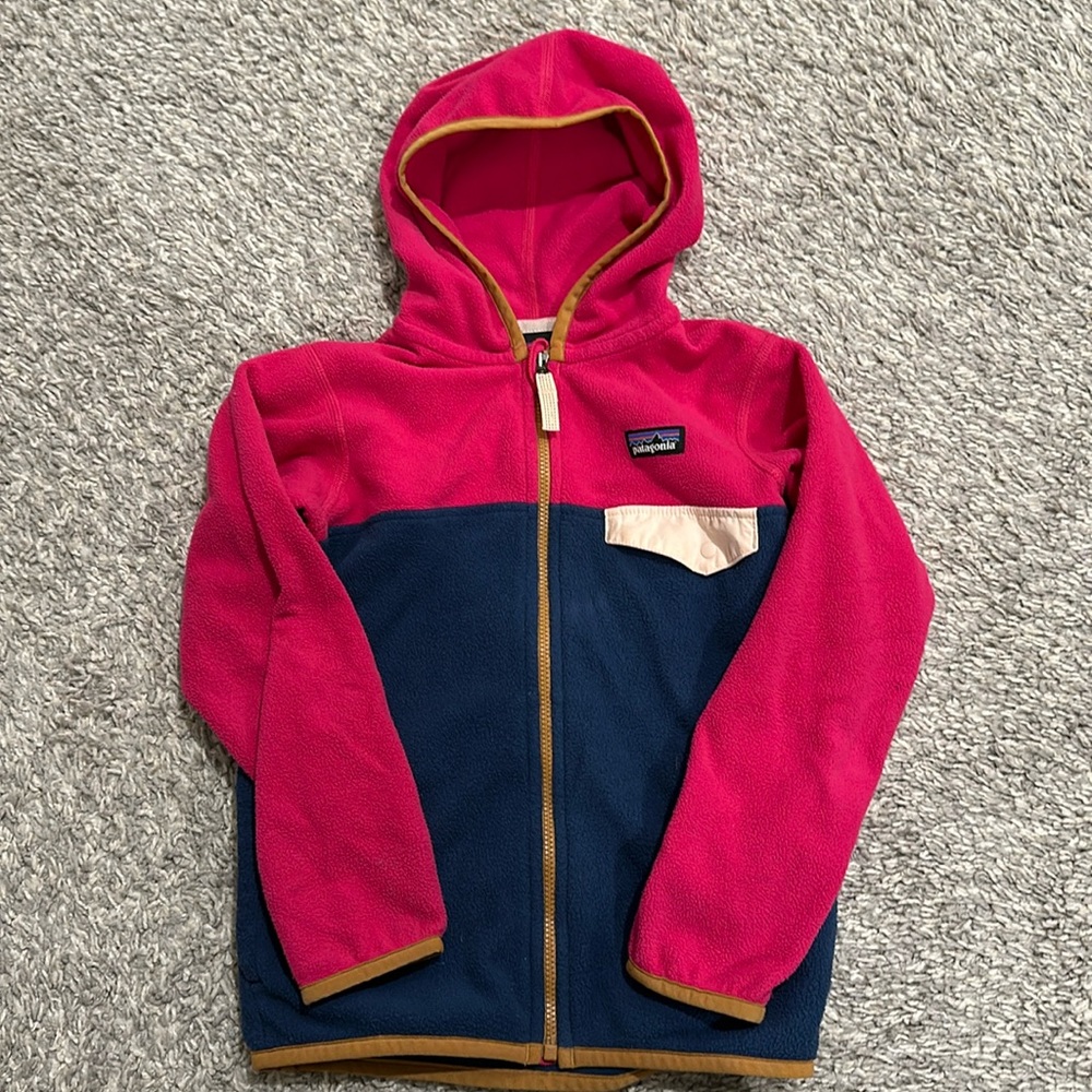 Patagonia 5T girl zip up in EUC